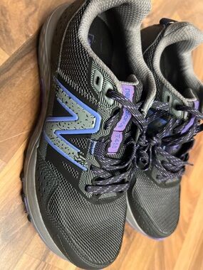 New Balance Women's 410 V8 trail running shoes